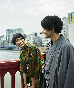 在东京街头穿着和服的外国游客图片