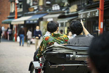 游览东京旅游的外国人图片