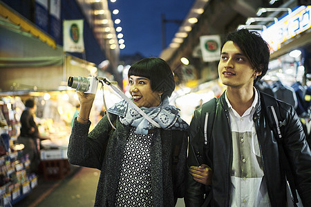 外地游客在日本街头逛街图片