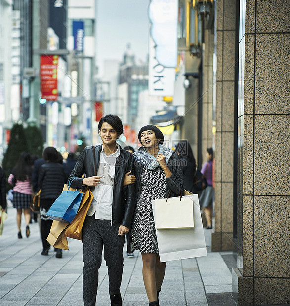 旅客夫妇在市中心逛街购物图片