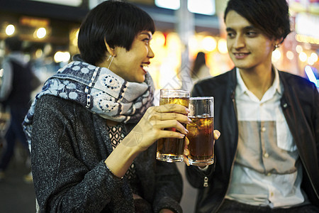 情侣在街边吃饭喝酒图片