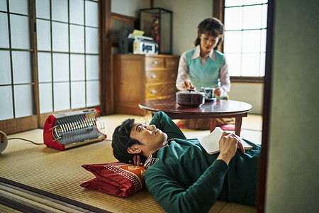 复古夫妻居家生活图片