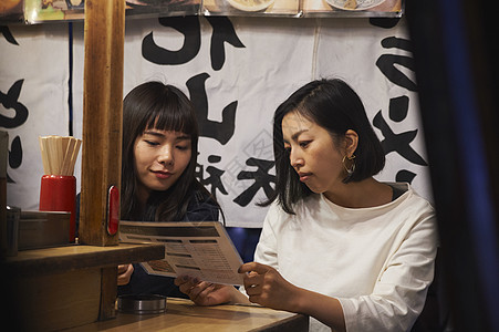 美食家妇女享受食物图片