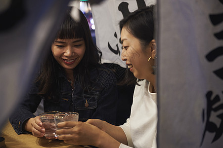 女游客享受清酒福冈图片