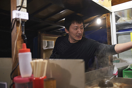 招待客人的小吃店老板福冈高清图片下载-正版图片502058177-摄图网