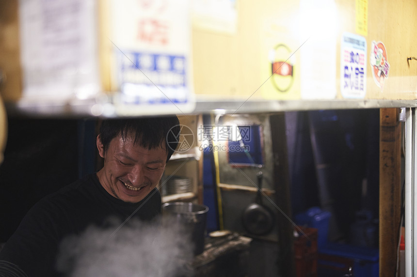 招待客人的小吃店老板福冈高清图片下载-正版图片502058177-摄图网