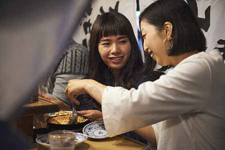 喝清酒吃烧烤的女游客福冈图片