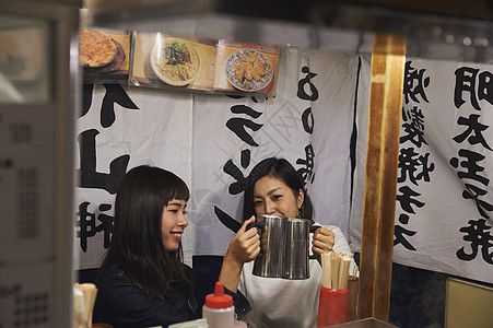 喝清酒吃烧烤的女游客福冈图片