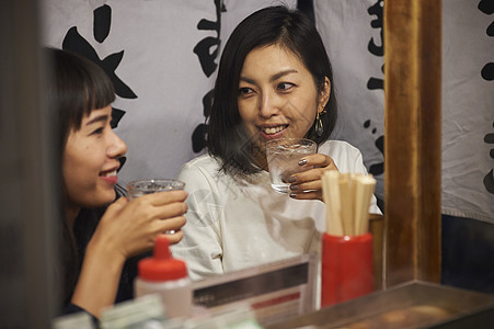 喝清酒吃烧烤的女游客福冈图片