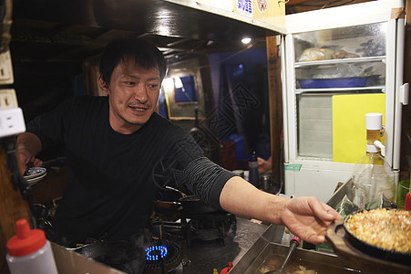 制作美食的小吃店老板福冈图片