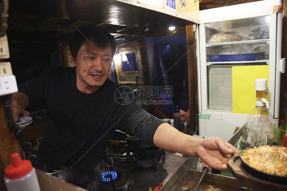 制作美食的小吃店老板福冈图片