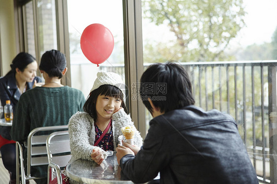 哥哥带妹妹在旅游景点里吃冰激凌图片