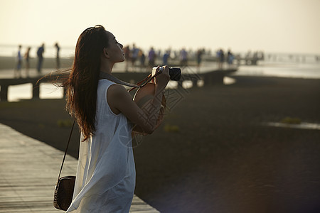 湿地旅游景点拍照的女性摄影师图片