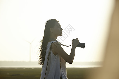 湿地旅游景点拍照的女性摄影师图片