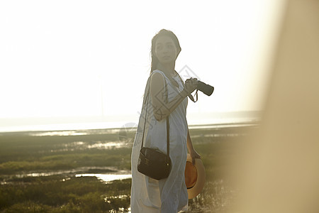 湿地旅游景点拍照的女性摄影师图片