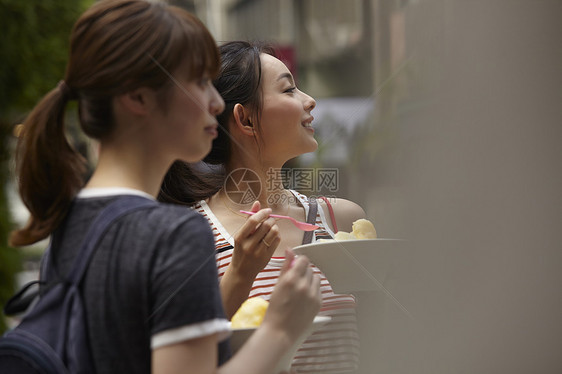 闺蜜吃刨冰图片