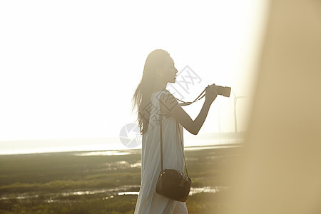 湿地旅游景点拍照的女性摄影师图片