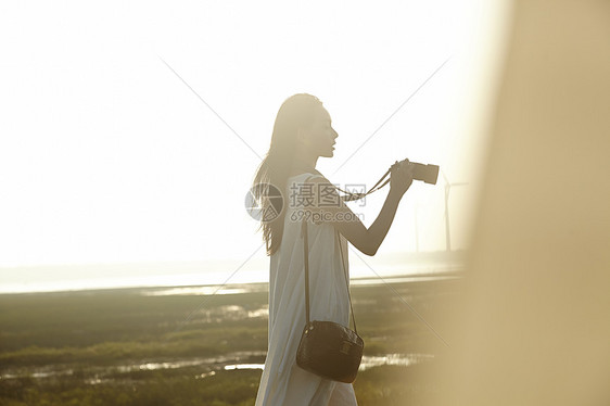 湿地旅游景点拍照的女性摄影师图片