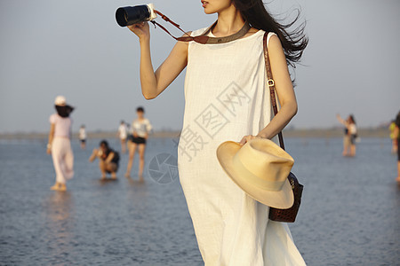 湿地旅游的女性拍照图片