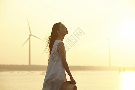 湿地旅游的女性逆光图片