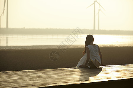 湿地旅游的女性逆光图片