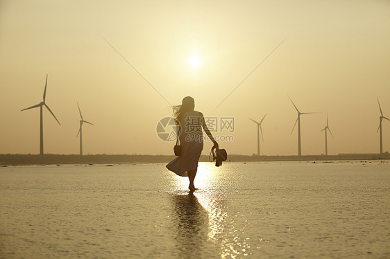 湿地旅游的女性逆光图片