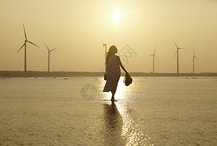 湿地旅游的女性逆光图片