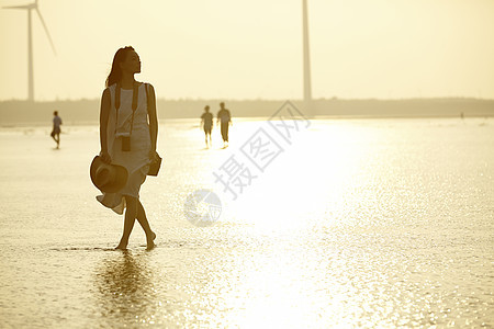 湿地旅游的女性逆光图片