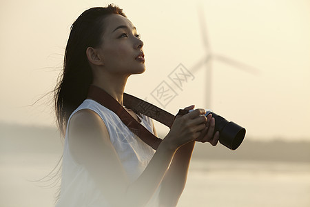 夕阳下的唯美女性拍摄图片