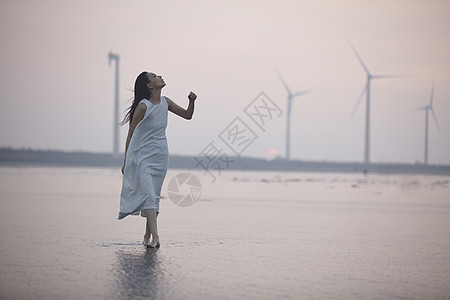 夕阳下的唯美女性图片