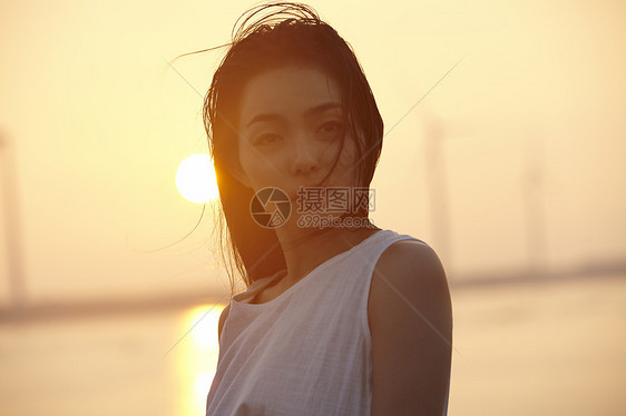 夕阳下的唯美女性图片