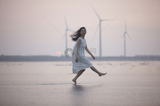 夕阳下的唯美女性图片