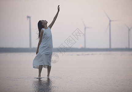 夕阳下的唯美女性图片