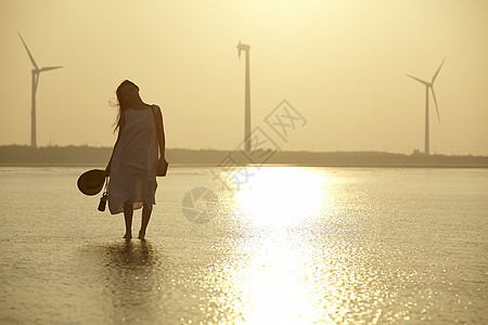 夕阳下的唯美女性图片