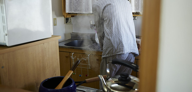 独居老人在厨房水槽洗碗图片