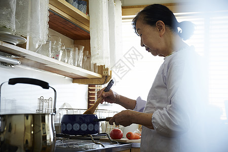 独居的老妇人在做饭图片