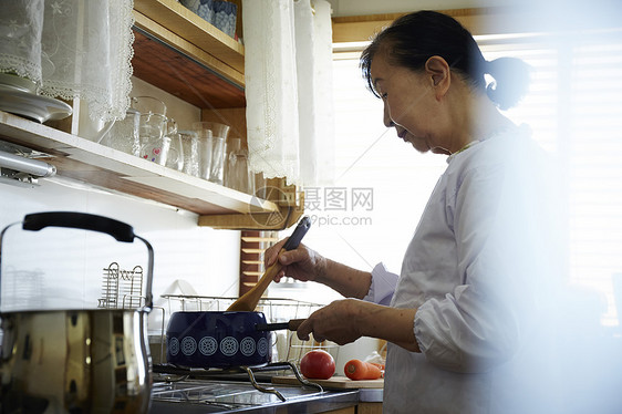 独居的老妇人在做饭图片