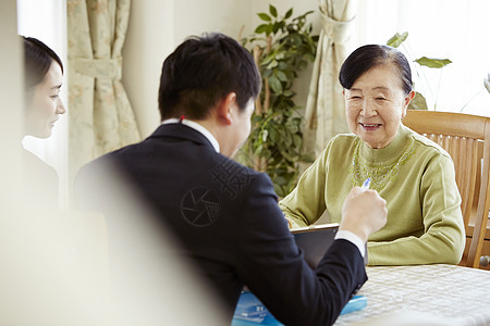 保险人员为独居老人提供咨询图片