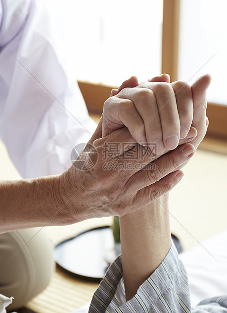 老年夫妇握手关心图片