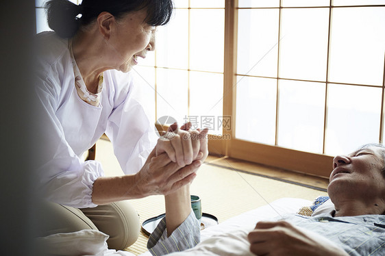 老年夫妇相互关心图片