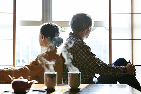 老年夫妇生活饮酒的形象图片