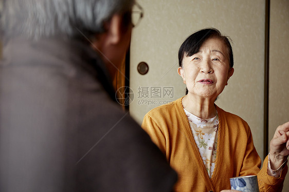 两位老人坐着喝茶聊天图片