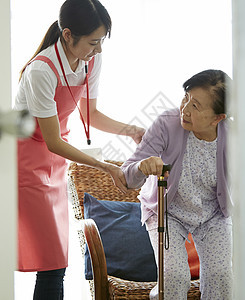 专业护理员来照顾独居老妇人图片