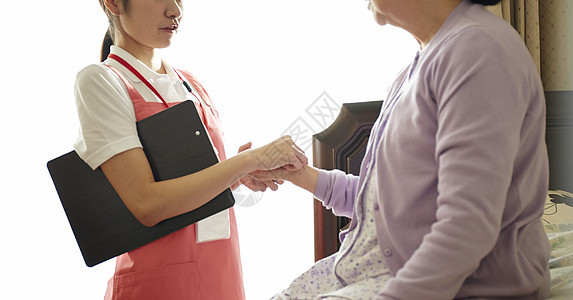 专业护理员给独居老妇人测量脉搏图片