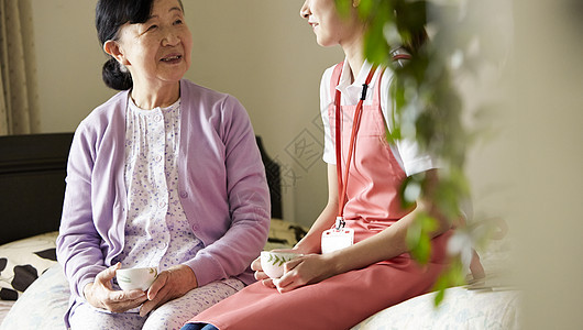 专业护理员陪独居老妇人喝茶聊天图片