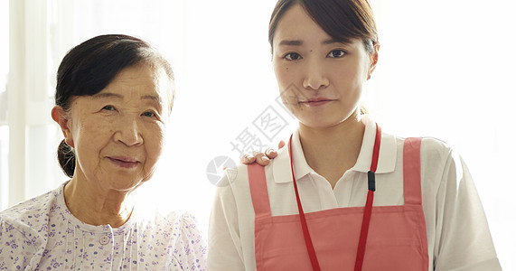 专业护理员和独居老妇人的合影图片