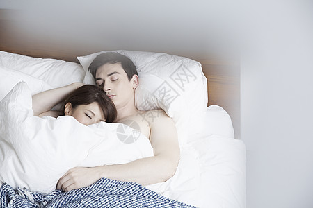 甜蜜恋人年轻夫妻床上休息图片