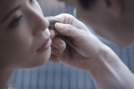 男人抓着女人头发的手和两个人的脸图片