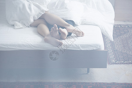 情侣在床上露出的脚图片