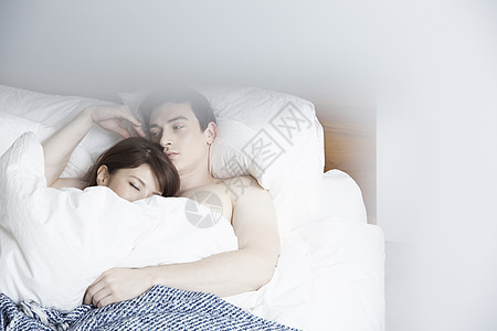 早晨在床上睡觉的情侣图片